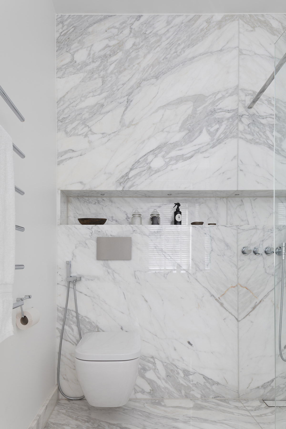 White marble carrara cladded bathroom with wc